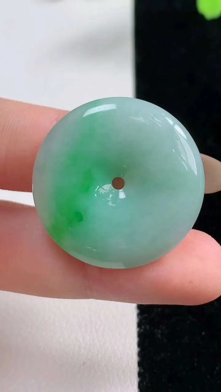 天然A货翡翠平安扣吊坠，尺寸28.4-5.4，重量:9.28g
11月10日