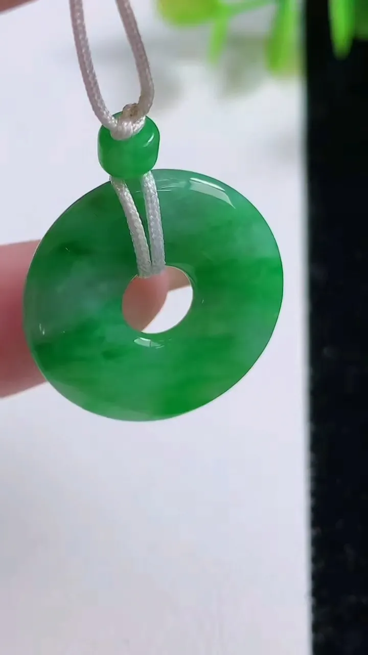 天然A货翡翠平安环吊坠，尺寸21.6-3.4，重量:3.48g
11月10日
