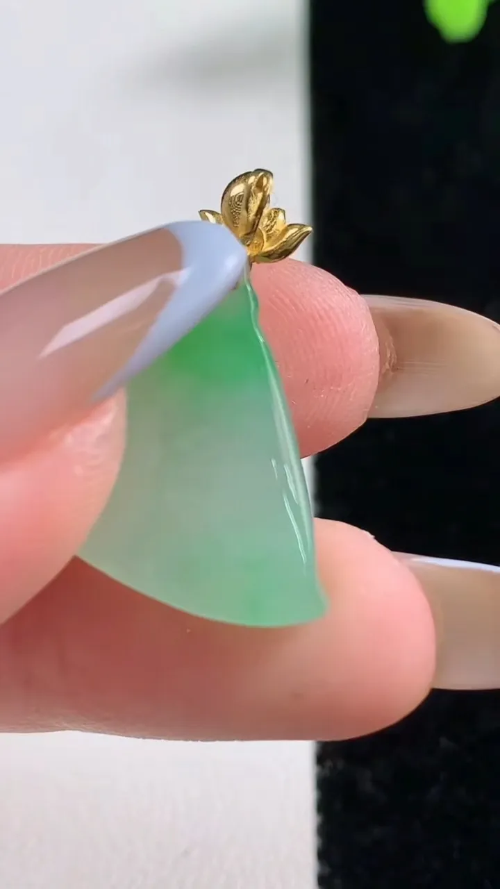 天然A货翡翠莲蓬吊坠，尺寸20.4-15.8-7，重量:3.41g
11月10日