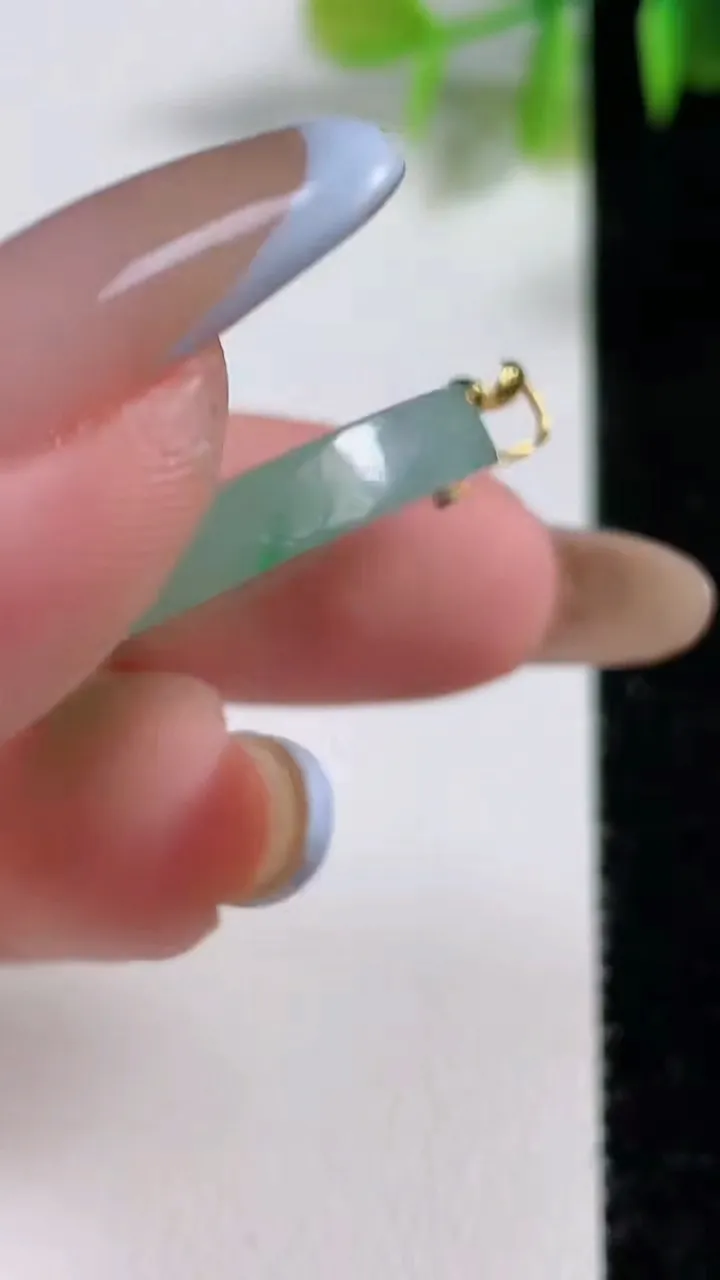 天然A货翡翠无事牌吊坠，尺寸27.8-3.7，重量:7.78g
11月10日