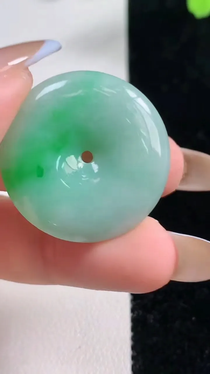 天然A货翡翠平安扣吊坠，尺寸28.4-5.4，重量:9.28g
11月10日