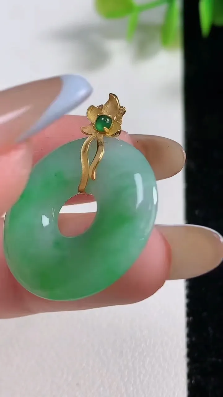 天然A货翡翠平安环吊坠，尺寸24.7-3.3，重量:4.27g
11月10日
