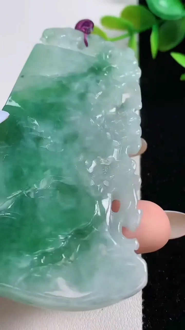 天然A货翡翠山水牌吊坠，尺寸79.6-46-8，重量:50.22g
11月10日