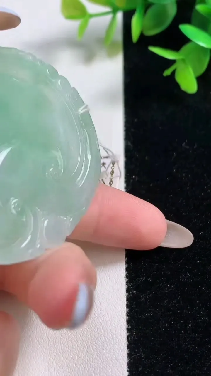 天然A货翡翠如意吊坠，尺寸54.2-47.3-6.7，重量:31.00g
11月10日