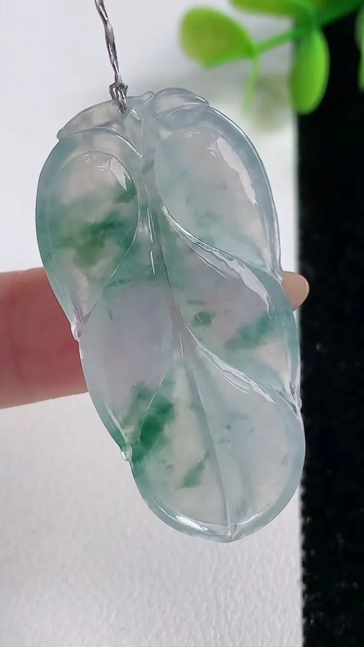 天然A货翡翠冰种飘花金枝玉叶 叶子吊坠，尺寸42.5-21.7-4.6，重量:7.54g
11月10日