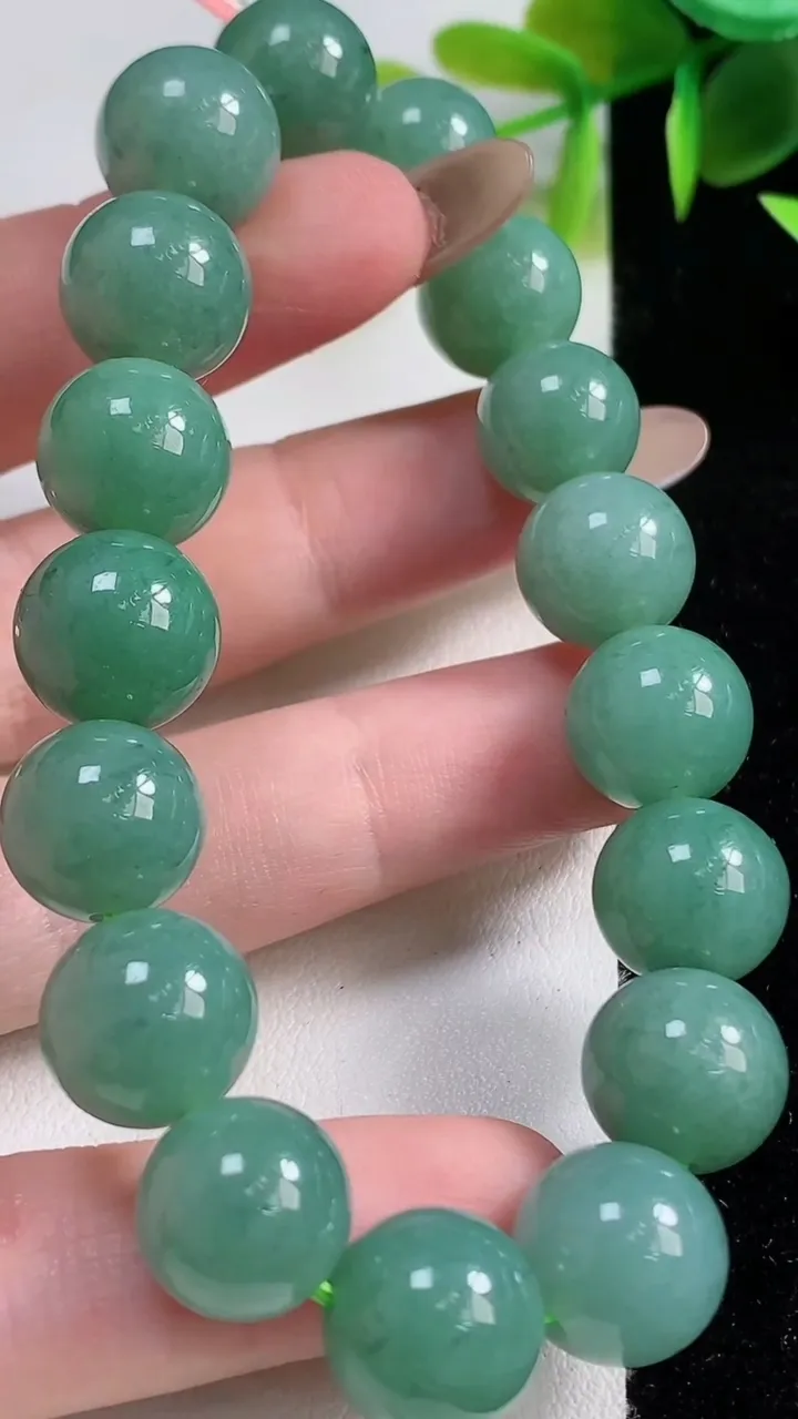 天然A货翡翠圆珠手串17颗，尺寸12，重量:47.59g11月10日
工厂直销收藏佳品,种好水足，色泽均匀，有种有色，上手高大气！
