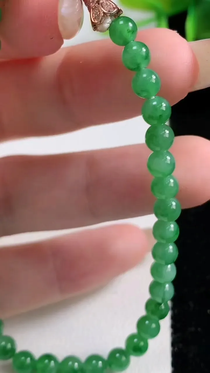 天然A货翡翠小米圆珠手串39颗，尺寸4.7，重量:7.87g11月10日
工厂直销收藏佳品,种好水足，色泽均匀，有种有色，上手高大气！