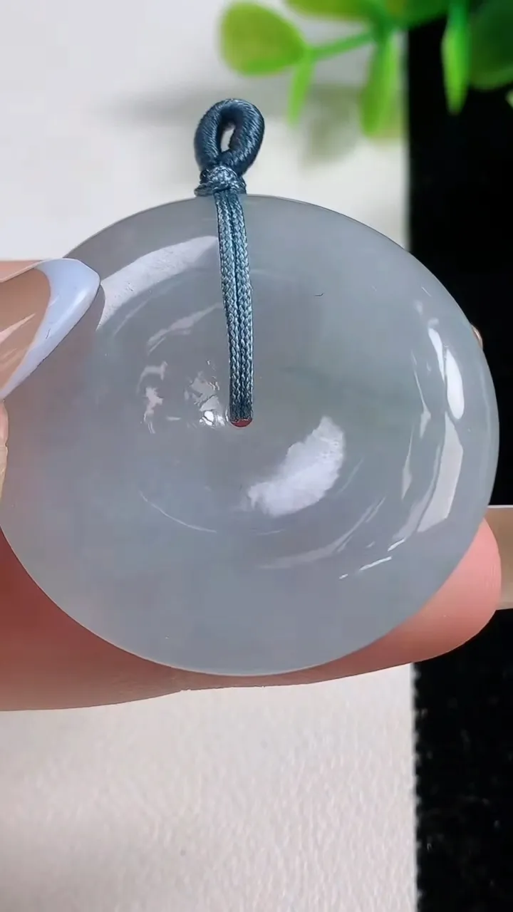 天然A货翡翠冰种飘花平安扣吊坠，尺寸35.6-6.4，重量:17.86g
11月10日