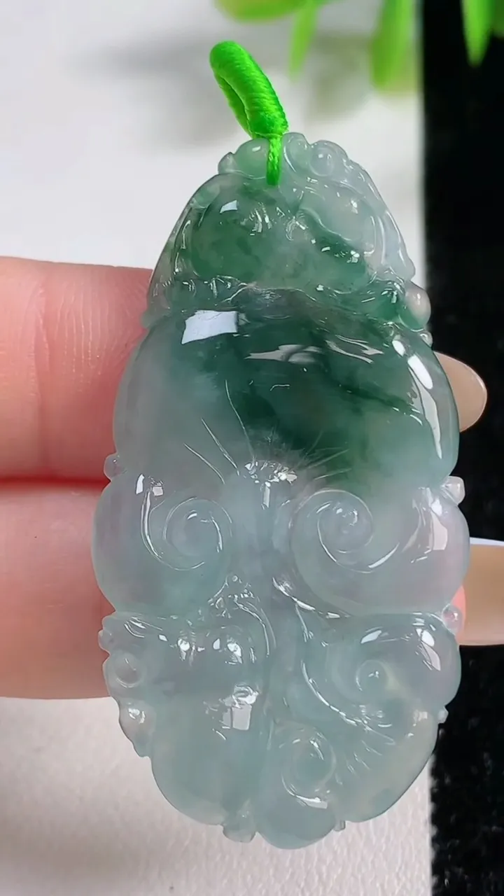 天然A货翡翠冰种飘花如意吊坠，尺寸46.2-24.5-4.6，重量:9.49g
11月10日