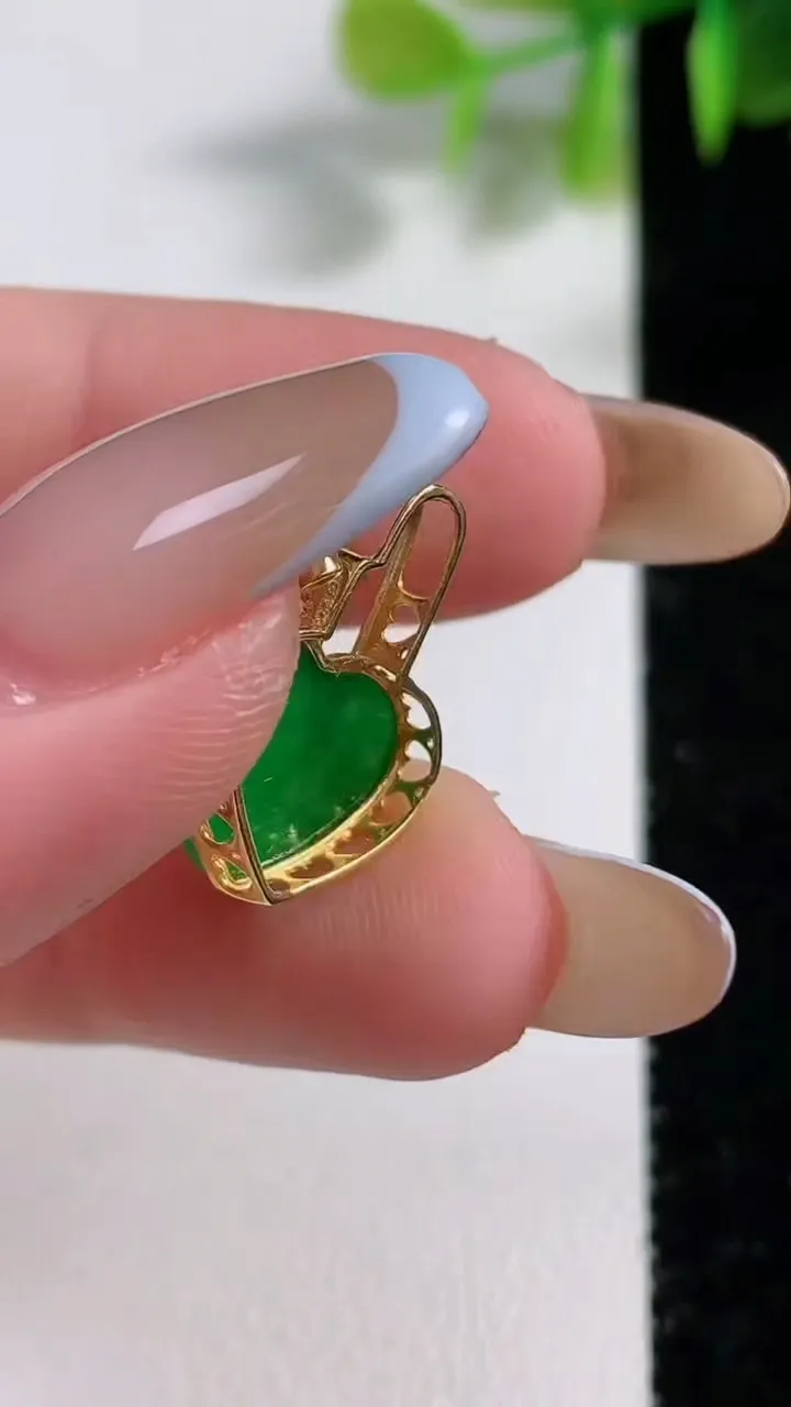 天然A货翡翠爱心吊坠，尺寸18.7-10.8-12裸石头5.6-9.8，重量:1.41g
11月10日