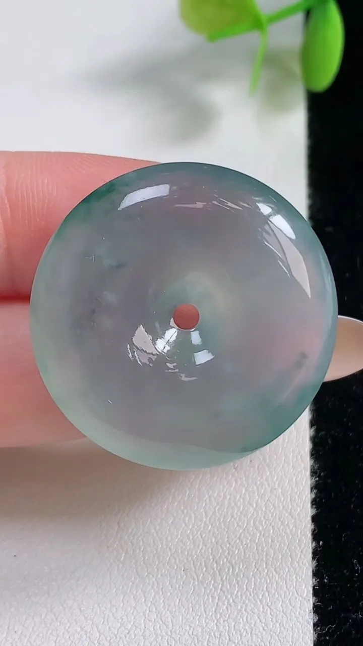 天然A货翡翠种飘花平安扣吊坠，尺寸30.4-7.4，重量:13.63g
11月10日