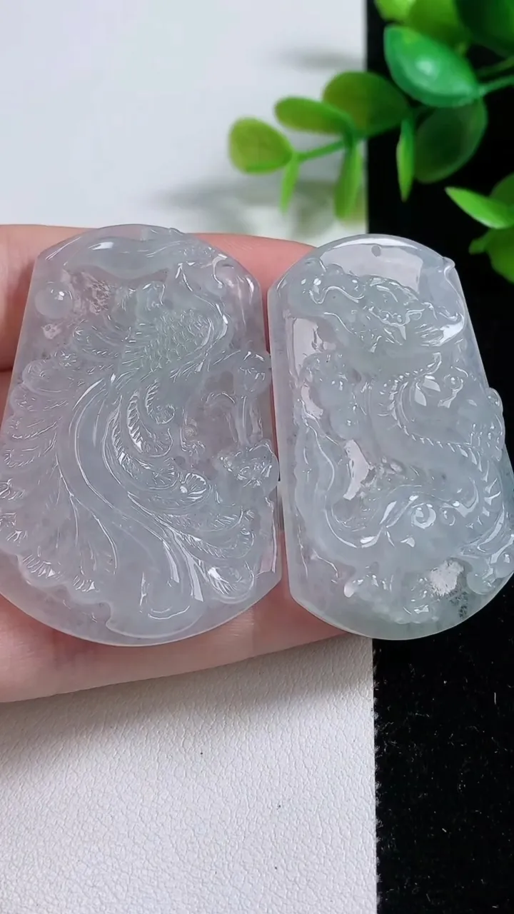 天然A货翡翠龙凤呈祥吊坠一对，尺寸47.7-32.4-5.7，重量:36.80g
11月10日