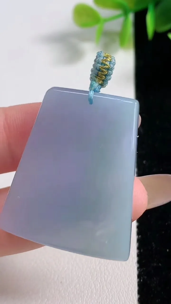 天然A货翡翠冰种春带彩 紫罗兰无事牌吊坠，尺寸34.4-29.3-5.1，重量:14.44g
11月