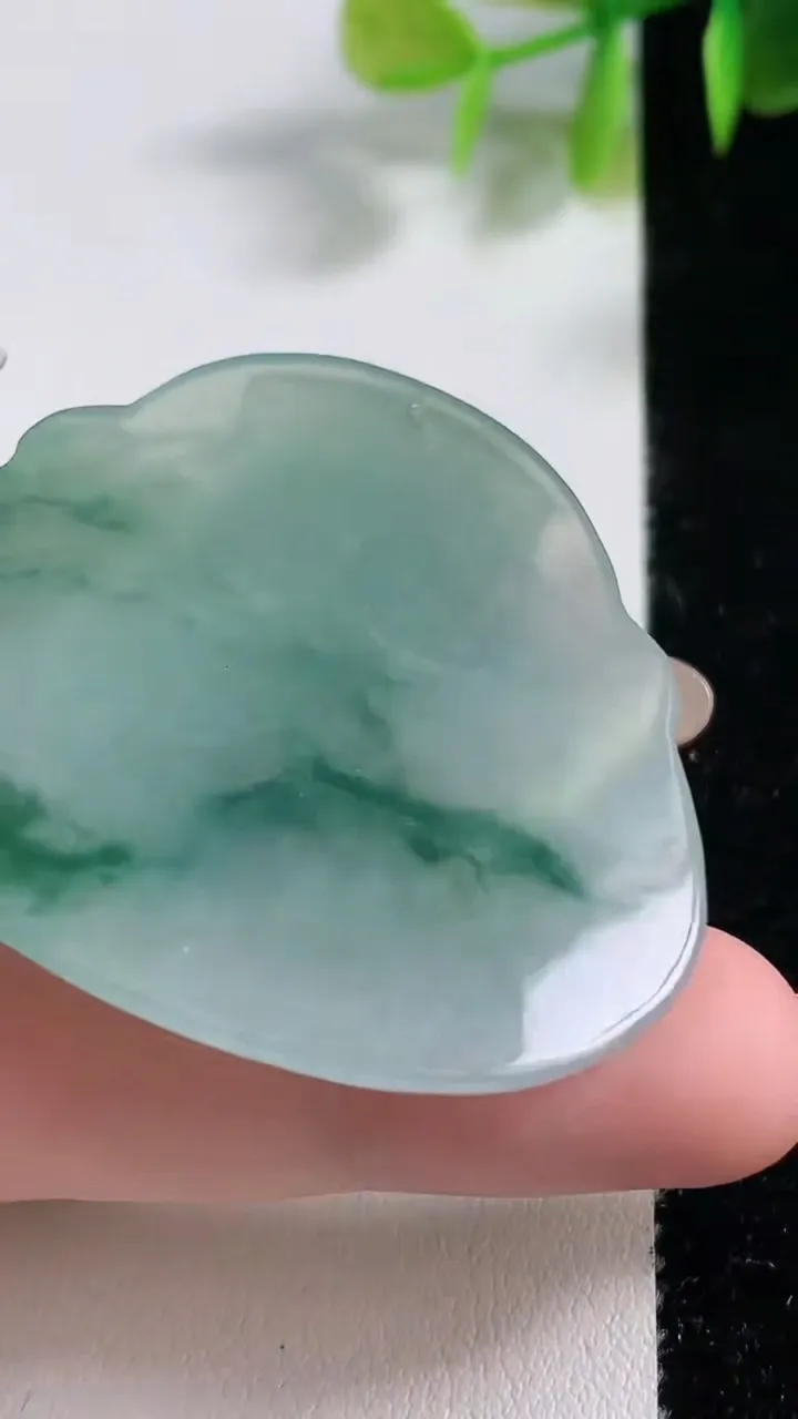 天然A货翡翠冰种飘花财神爷吊坠，尺寸42-43.8-5.8，重量:20.16g
11月10日