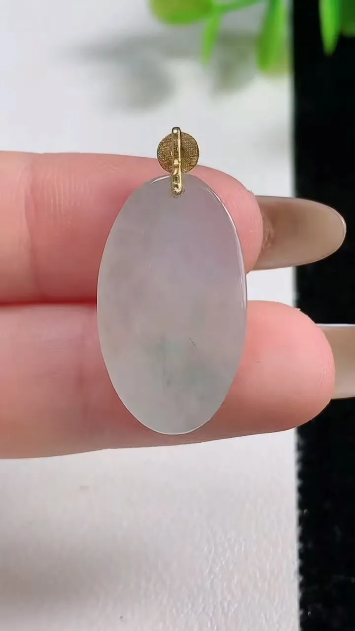 天然A货翡翠无事牌吊坠，尺寸24.3-13.7-3.8，重量:3.68g
11月10日