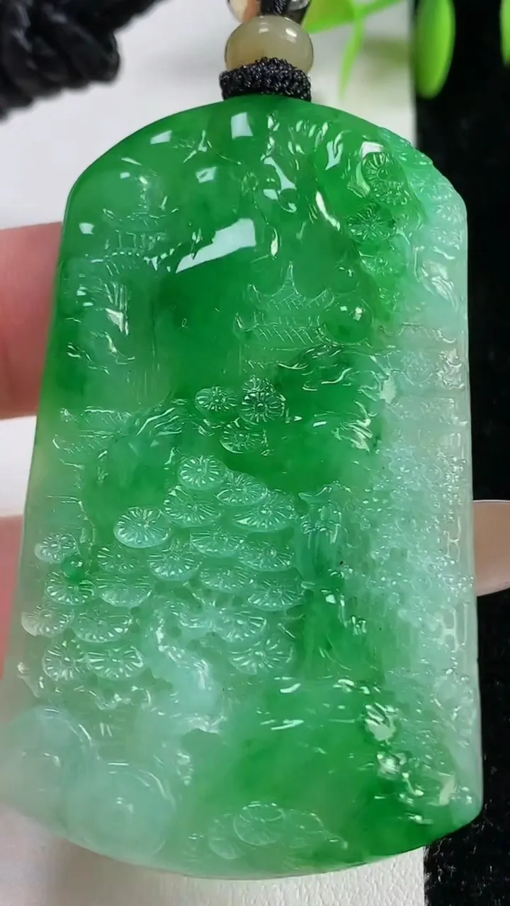 天然A货翡翠山水牌吊坠，尺寸60-35.3-6.2，重量:32.75g
11月10日