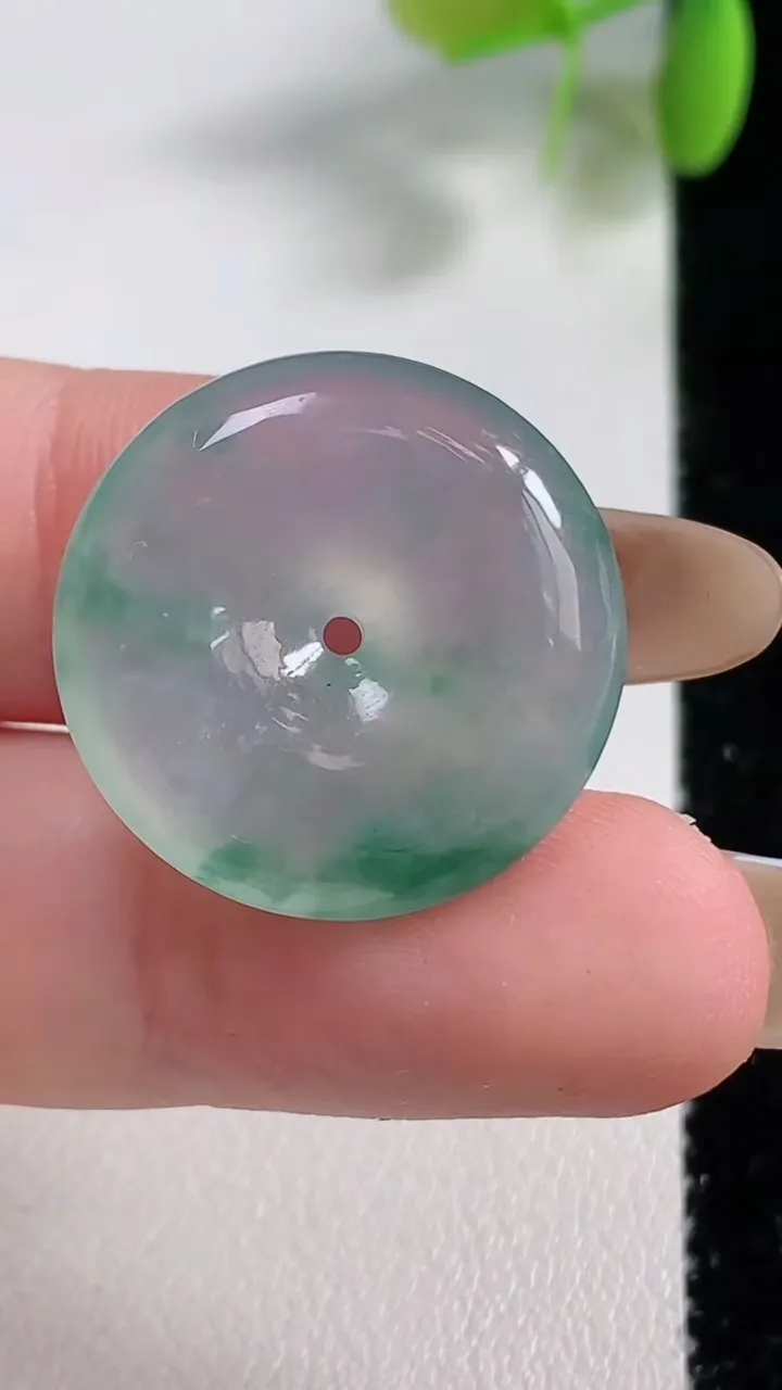 天然A货翡翠冰种飘花平安扣吊坠，尺寸22.5-6.7，重量:6.19g
11月10日