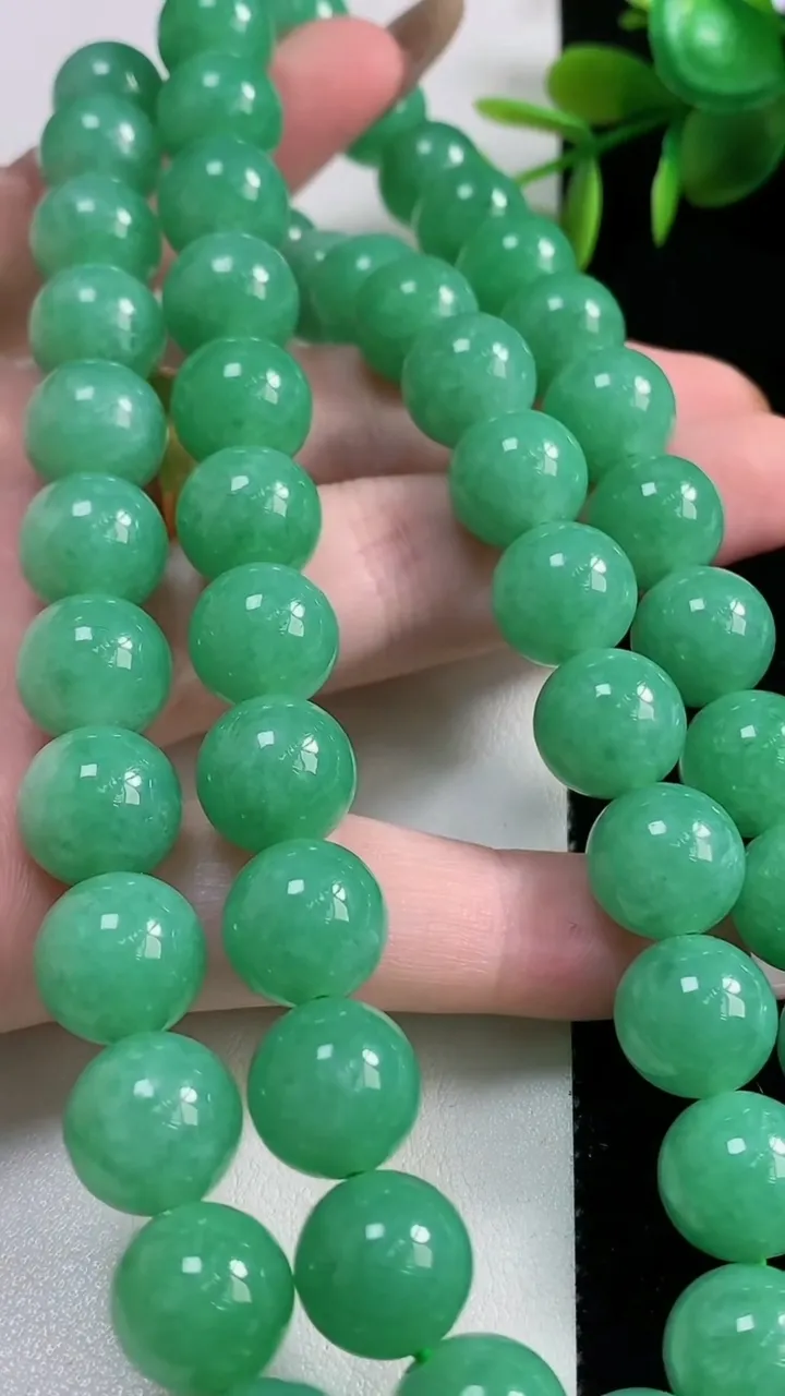 天然A货翡翠圆珠项链56颗，尺寸11.2，重量:143.47g11月10日
工厂直销收藏佳品,种好水足，色泽均匀，有种有色，上手高大气！