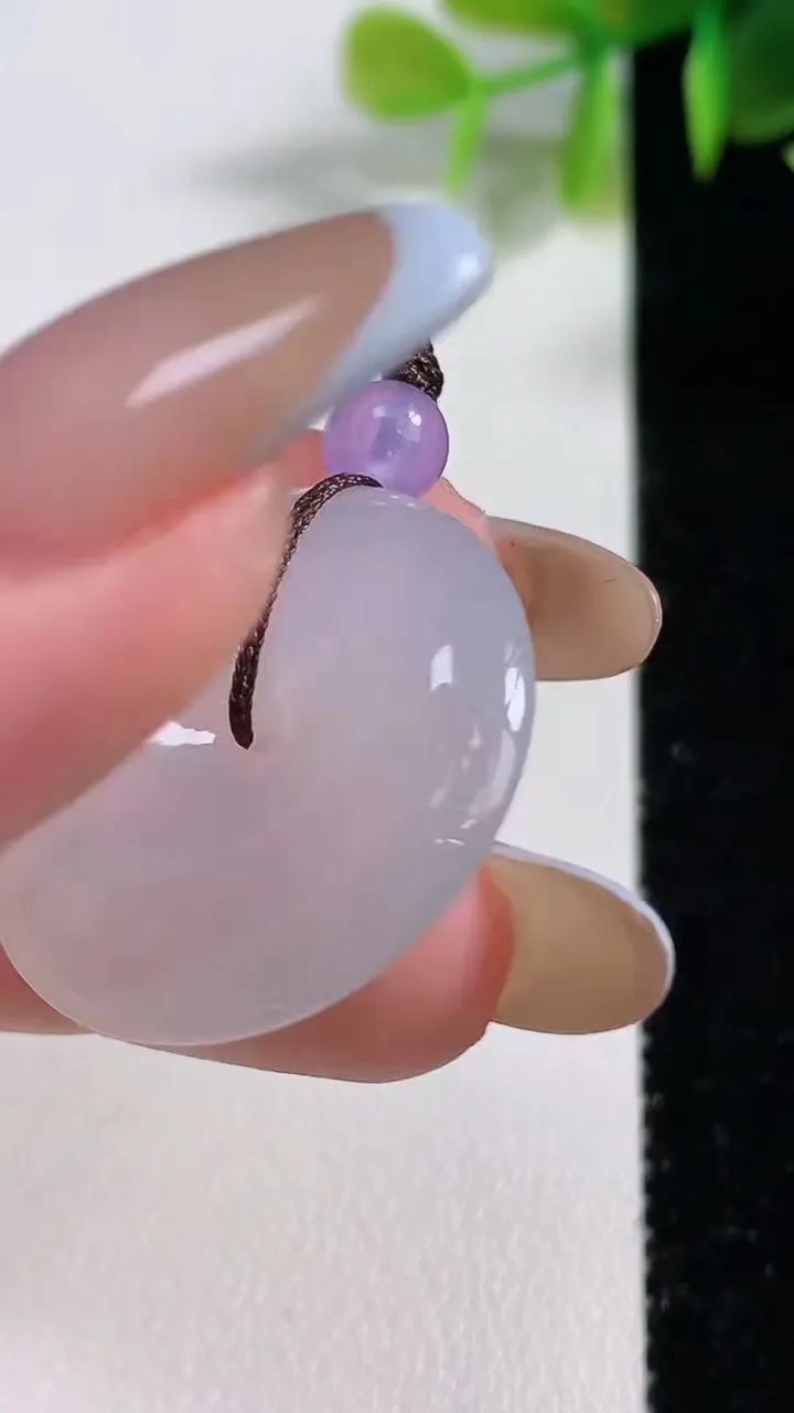 天然A货翡翠冰种飘花平安扣吊坠，尺寸26.6-5.5，重量:8.60g
11月10日