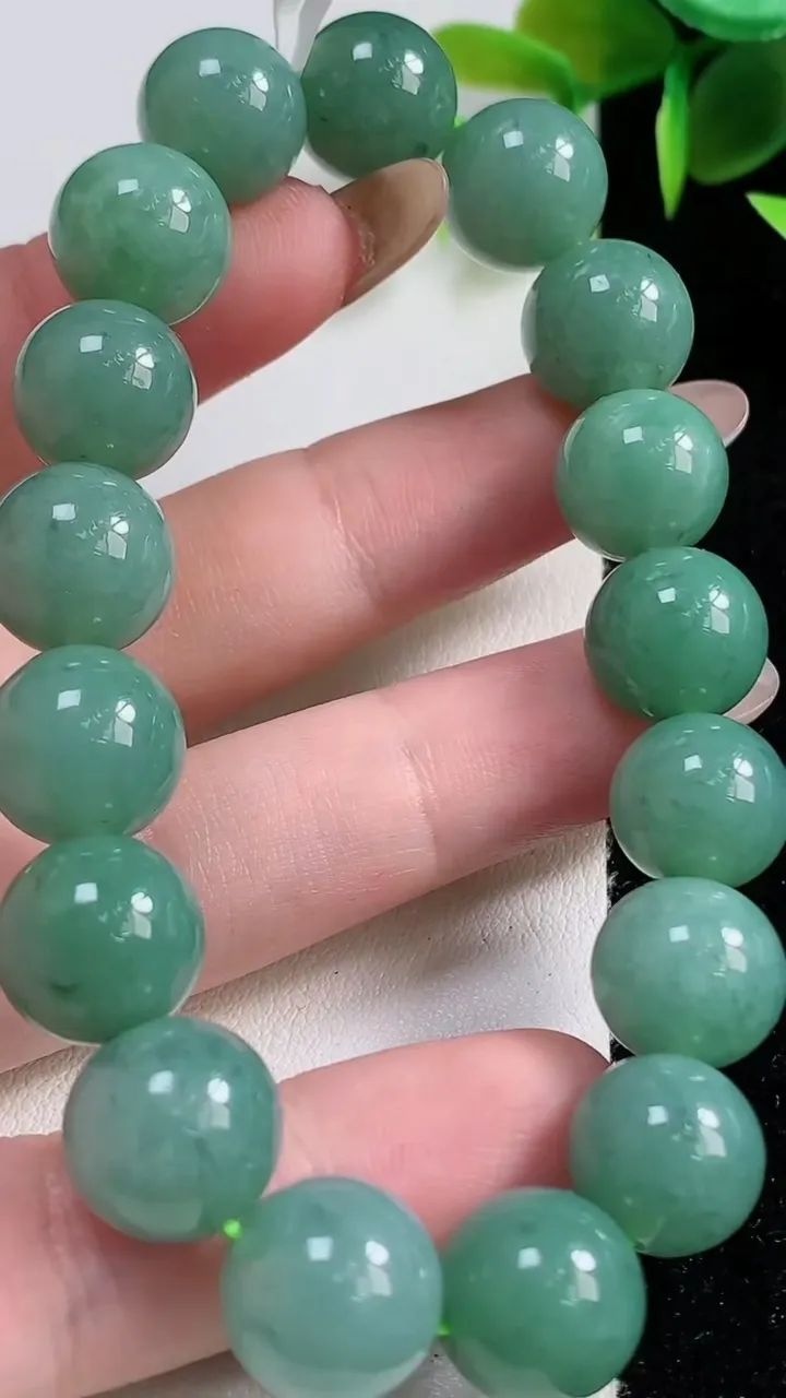 天然A货翡翠圆珠手串17颗，尺寸12，重量:47.59g11月10日
工厂直销收藏佳品,种好水足，色泽均匀，有种有色，上手高大气！
