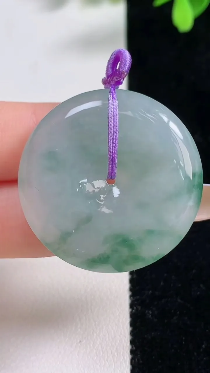 天然A货翡翠冰种飘花平安扣吊坠，尺寸34-6.6，重量:16.24g
11月10日