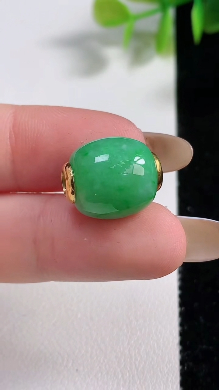 天然A货翡翠路路通吊坠，尺寸15.8-13.2，重量:4.60g
11月10日