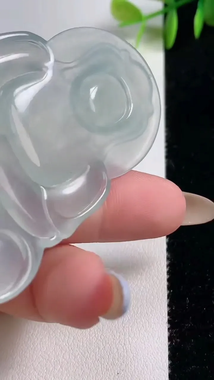 天然A货翡翠正装观音菩萨吊坠，尺寸70.2-44.2-5.8，重量:33.14g
11月10日