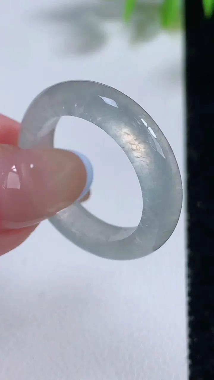 天然A货翡翠指环 戒指，尺寸20-5.4-3.8，重量:4.88g2025年11月10日
工厂直销收藏佳品,种好水足，色泽均匀，有种有色，上手高大气！