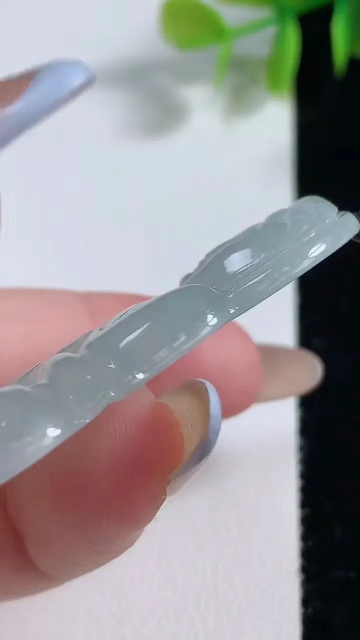 天然A货翡翠正装观音菩萨吊坠，尺寸51.8-36.3-6.3，重量:19.00g
11月10日