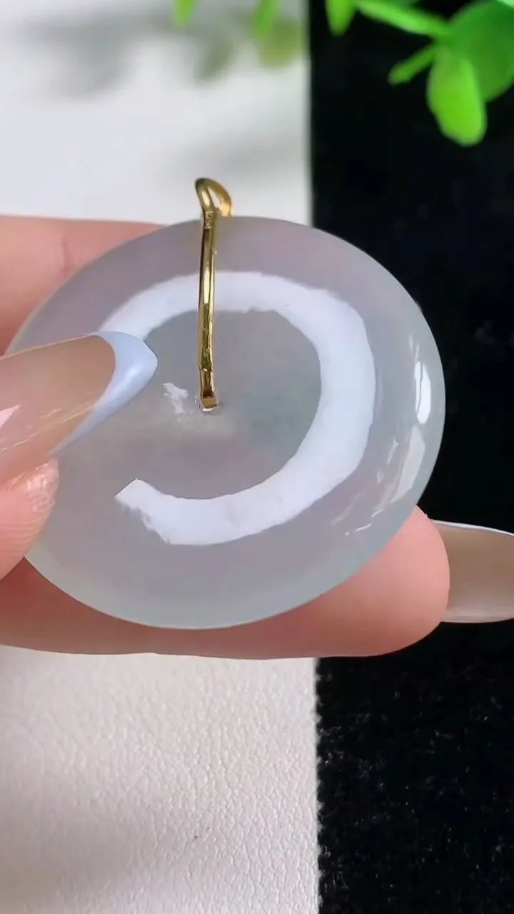 天然A货翡翠平安扣吊坠，尺寸35.8-5.7，重量:15.22g
11月10日