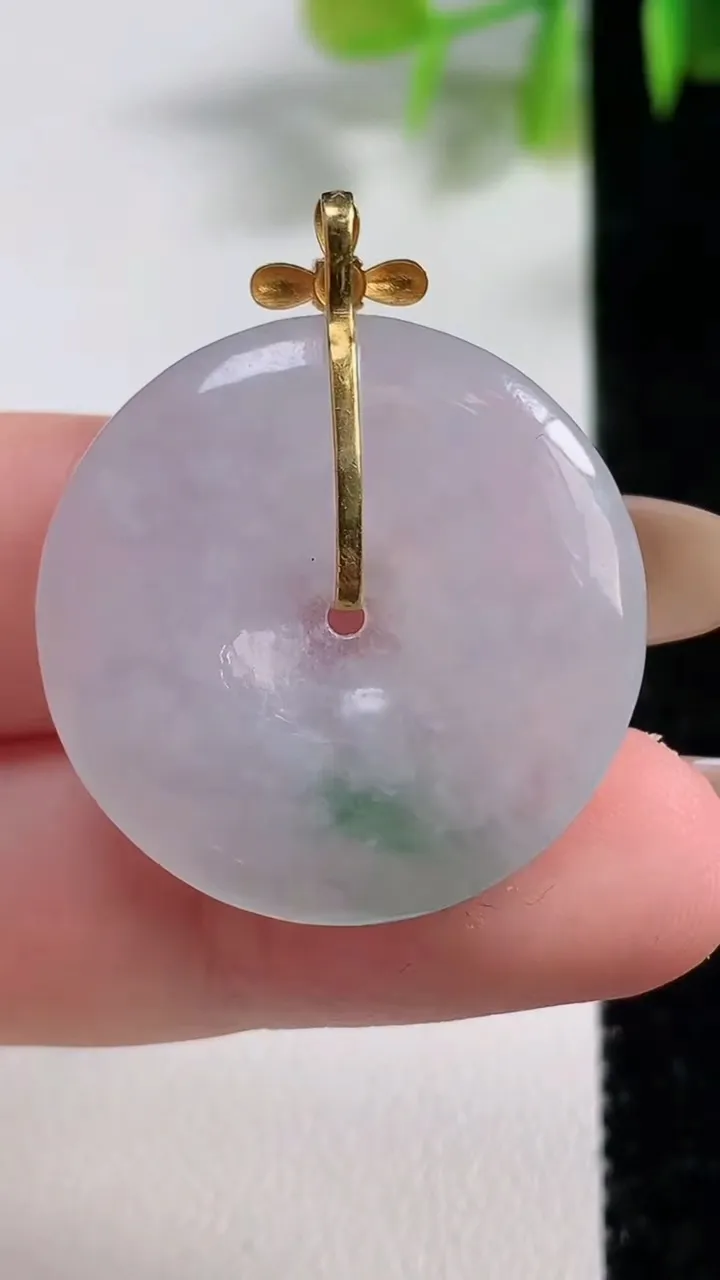 天然A货翡翠种飘花平安扣吊坠，尺寸27-4.7，重量:7.56g
11月10日