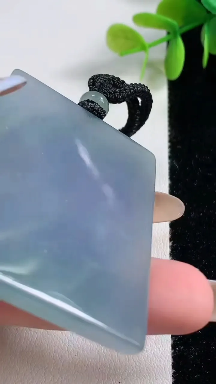 天然A货翡翠冰种春带彩 紫罗兰无事牌吊坠，尺寸48.6-40.4-5.4，重量:32.86g
11月10日