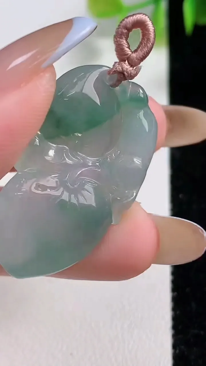 天然A货翡翠冰种飘花福瓜吊坠，尺寸33-20.3-5.7，重量:7.24g
11月10日
