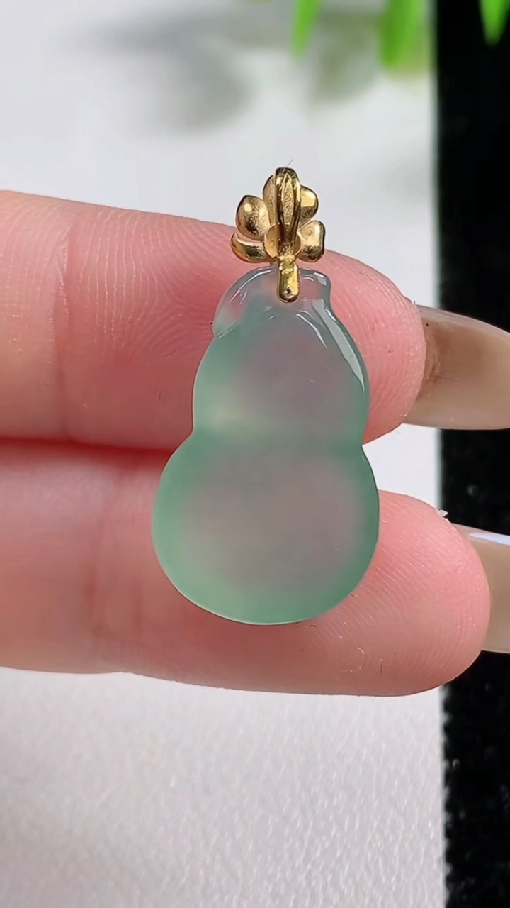 天然A货翡翠葫芦吊坠，尺寸21.2-13.6-5.8，重量:3.04g
11月10日