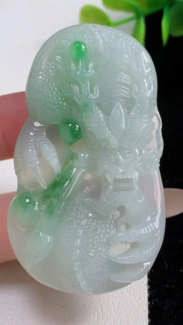 天然A货翡翠龙牌吊坠，尺寸61.2-35.6-8.3，重量:32.12g
11月10日