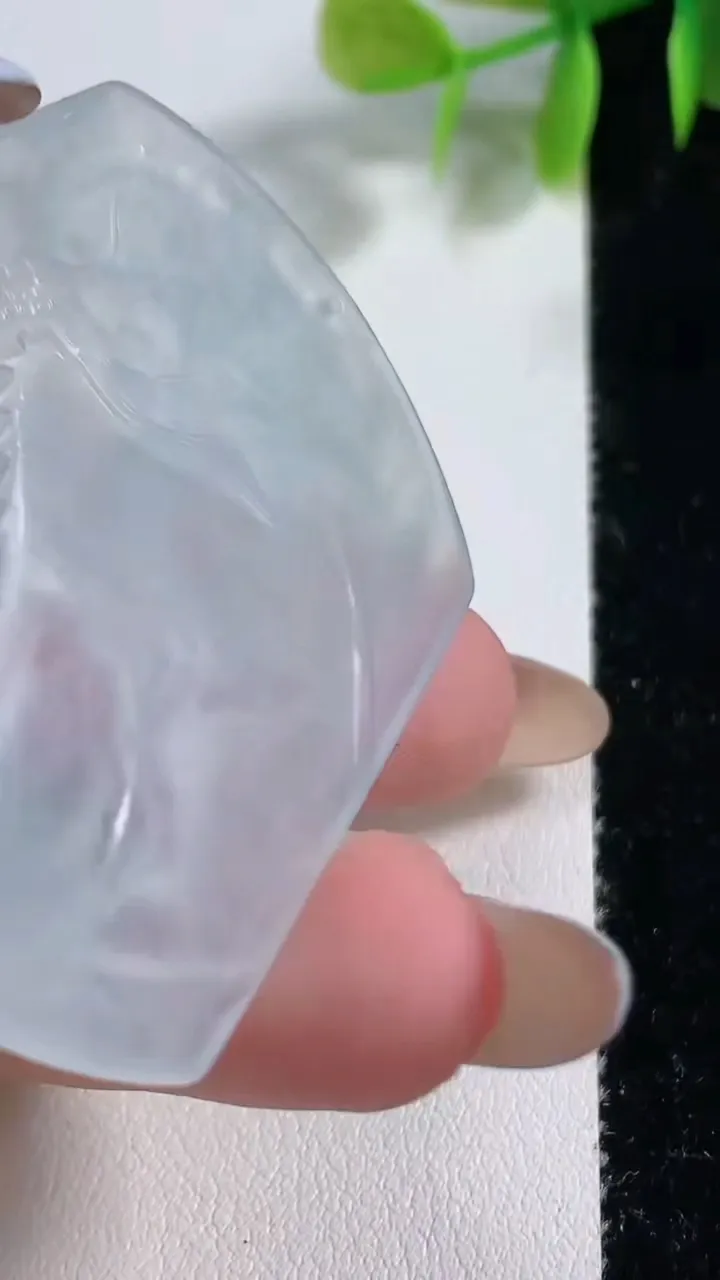 天然A货翡翠龙牌吊坠，尺寸54.7-41.8-5，重量:22.25g
11月10日