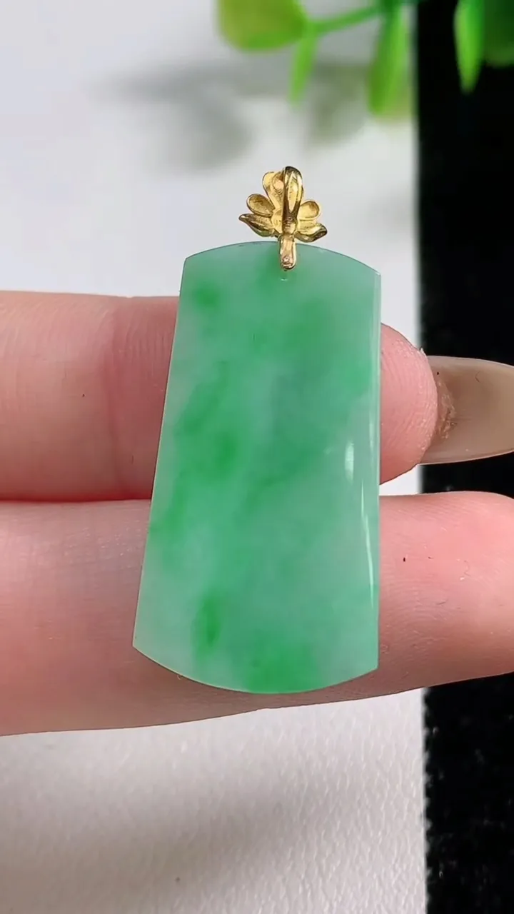 天然A货翡翠无事牌吊坠，尺寸30-15.6-3.9，重量:4.69g
11月10日