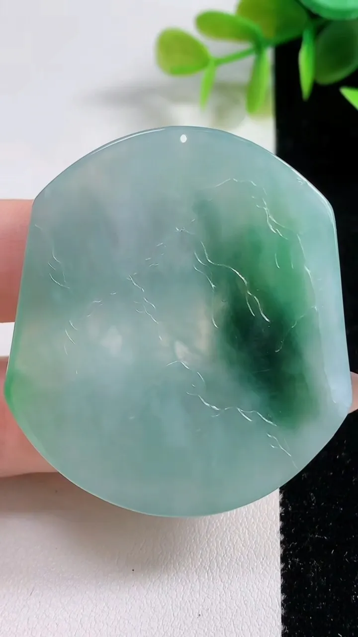 天然A货翡翠虚空藏菩萨吊坠，尺寸49.4-44.3-4.7，重量:22.28g
11月10日