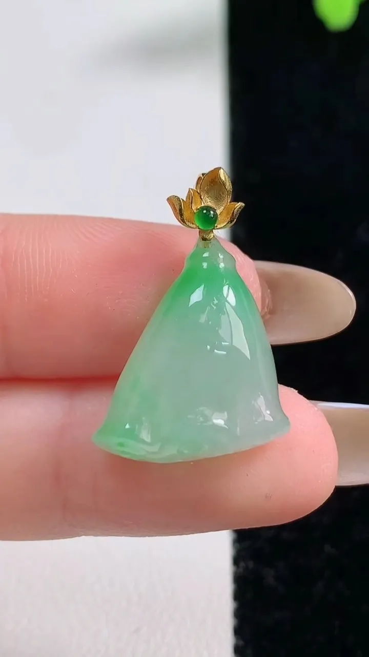 天然A货翡翠莲蓬吊坠，尺寸20.4-15.8-7，重量:3.41g
11月10日