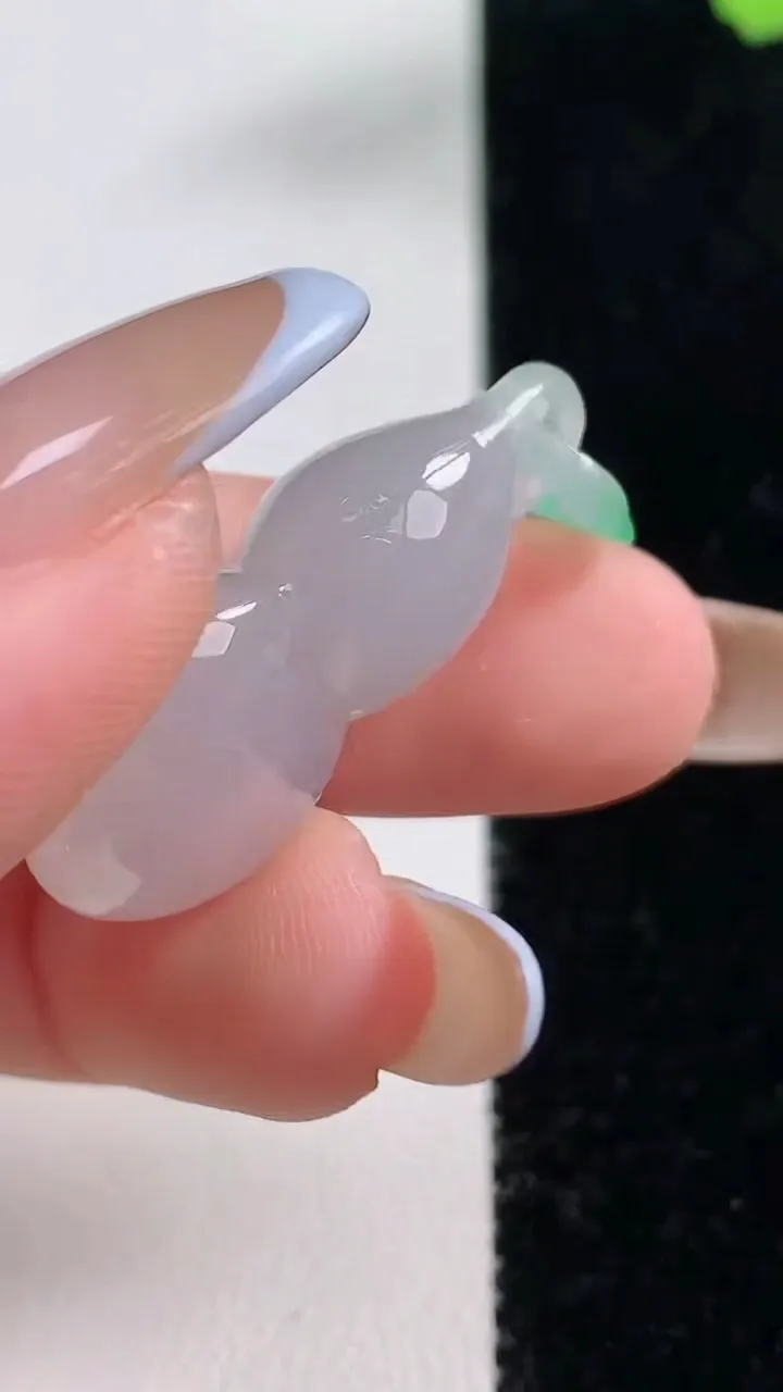 天然A货翡翠葫芦吊坠，尺寸32.8-16.2-10，重量:8.02g
11月10日