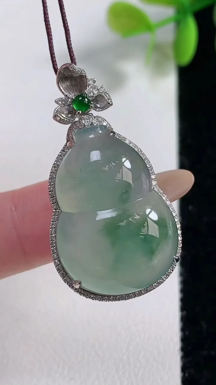 天然A货翡翠种飘花葫芦吊坠，尺寸36.2-19.8-10.9裸石24.8-17.7，重量:7.67g
11月10日