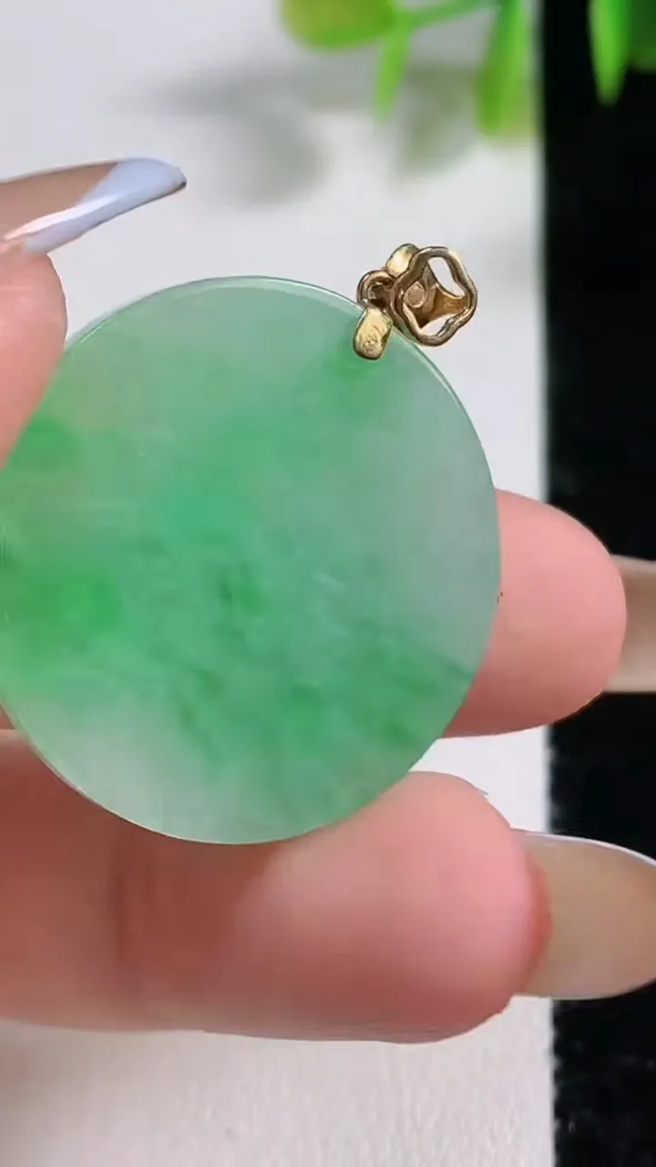 天然A货翡翠无事牌吊坠，尺寸27.3-2.5，重量:5.55g
11月10日