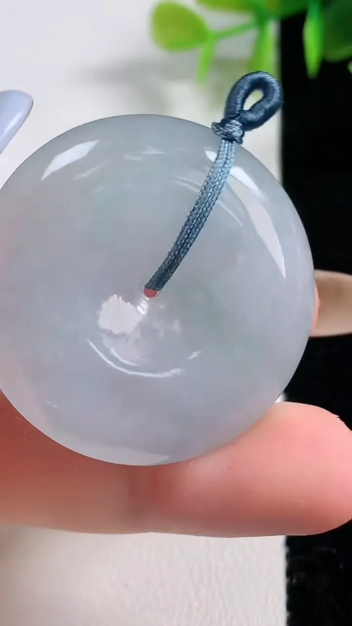 天然A货翡翠冰种飘花平安扣吊坠，尺寸35.6-6.4，重量:17.86g
11月10日