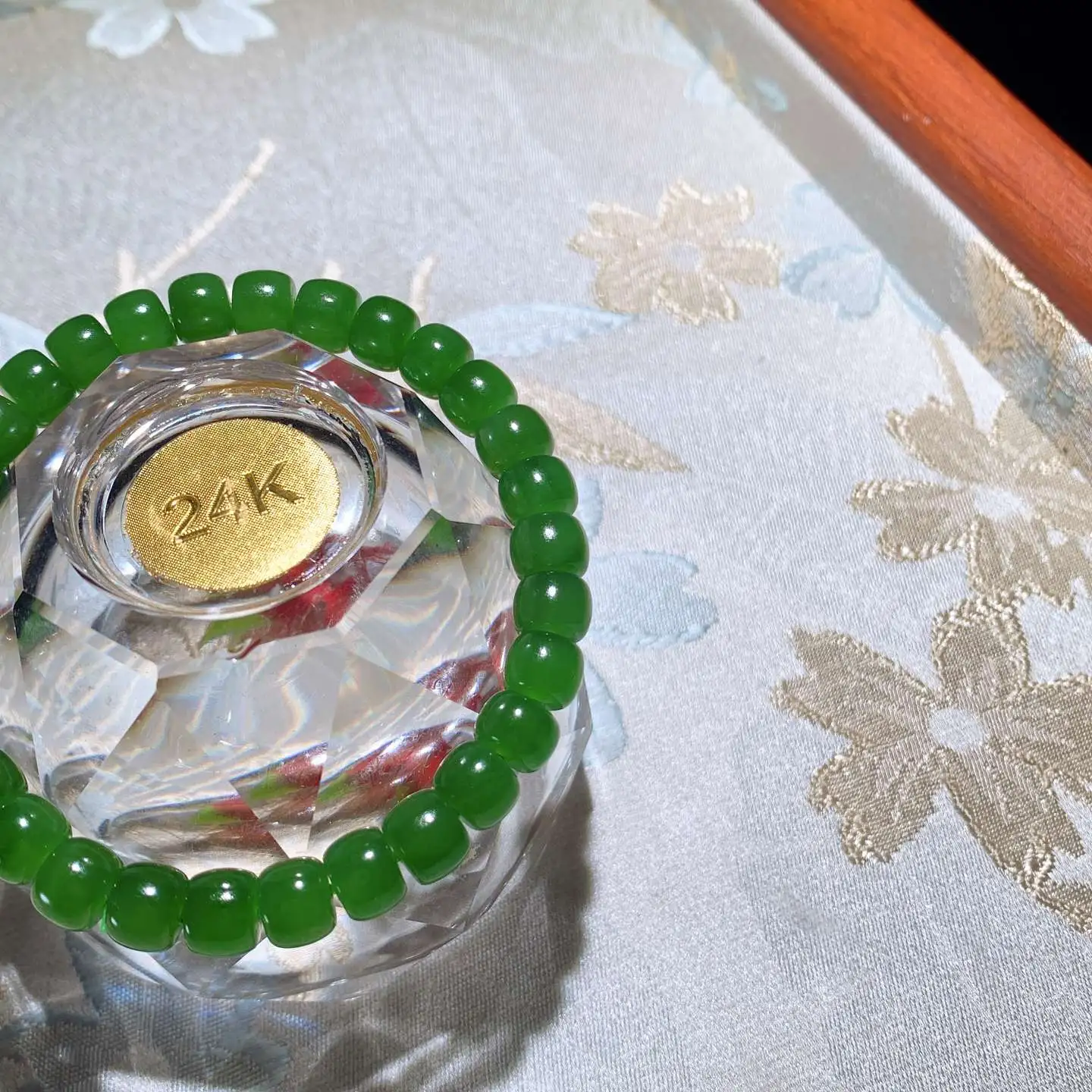 和田玉鲜阳绿俄罗斯碧玉老型珠手串 单颗尺寸6/8重16.5克。玉质细腻油润。手推出油。佩戴高端典雅。