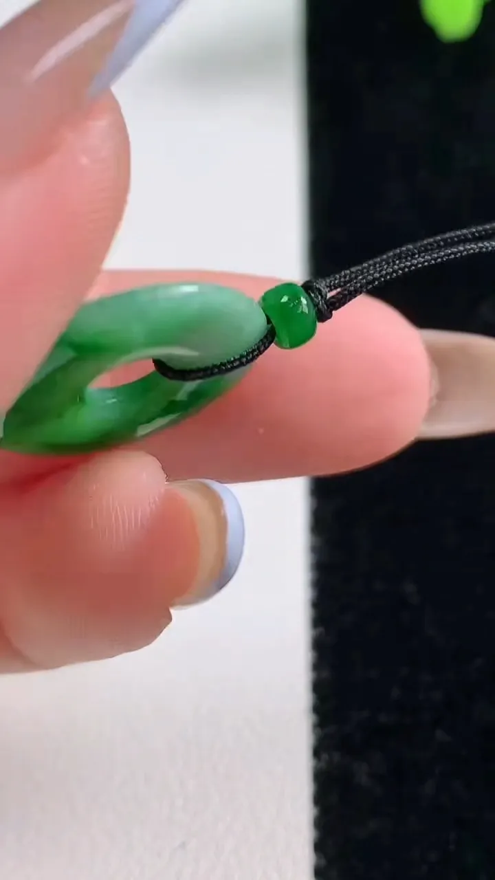 天然A货翡翠平安环吊坠，尺寸19-2.7，重量:2.13g
11月10日