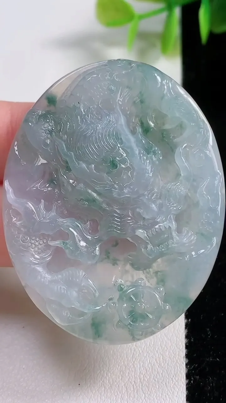 天然A货翡翠冰种飘花龙牌吊坠，尺寸51-40.2-6.4，重量:21.89g
11月10日