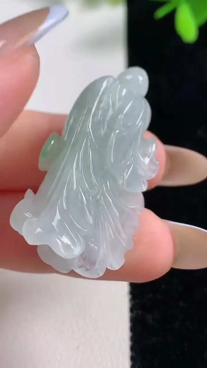 天然A货翡翠白菜吊坠，尺寸38-14-12，重量:11.64g
11月10日