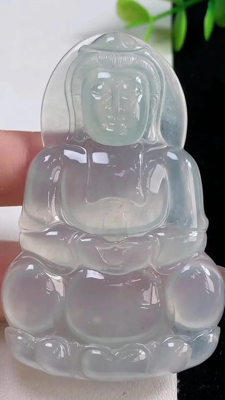 天然A货翡翠正装观音菩萨吊坠，尺寸70.2-44.2-5.8，重量:33.14g
11月10日