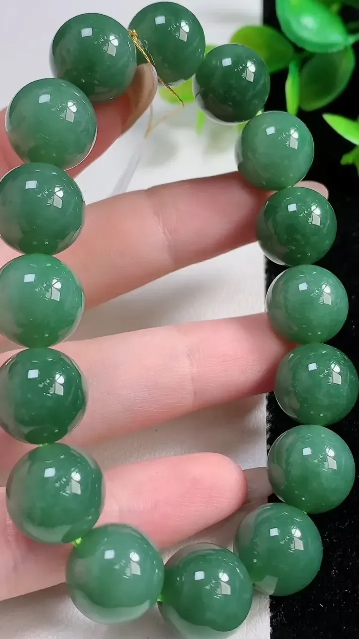 天然A货翡翠圆珠手串16颗，尺寸13，重量:58.28g11月10日
工厂直销收藏佳品,种好水足，色泽均匀，有种有色，上手高大气！