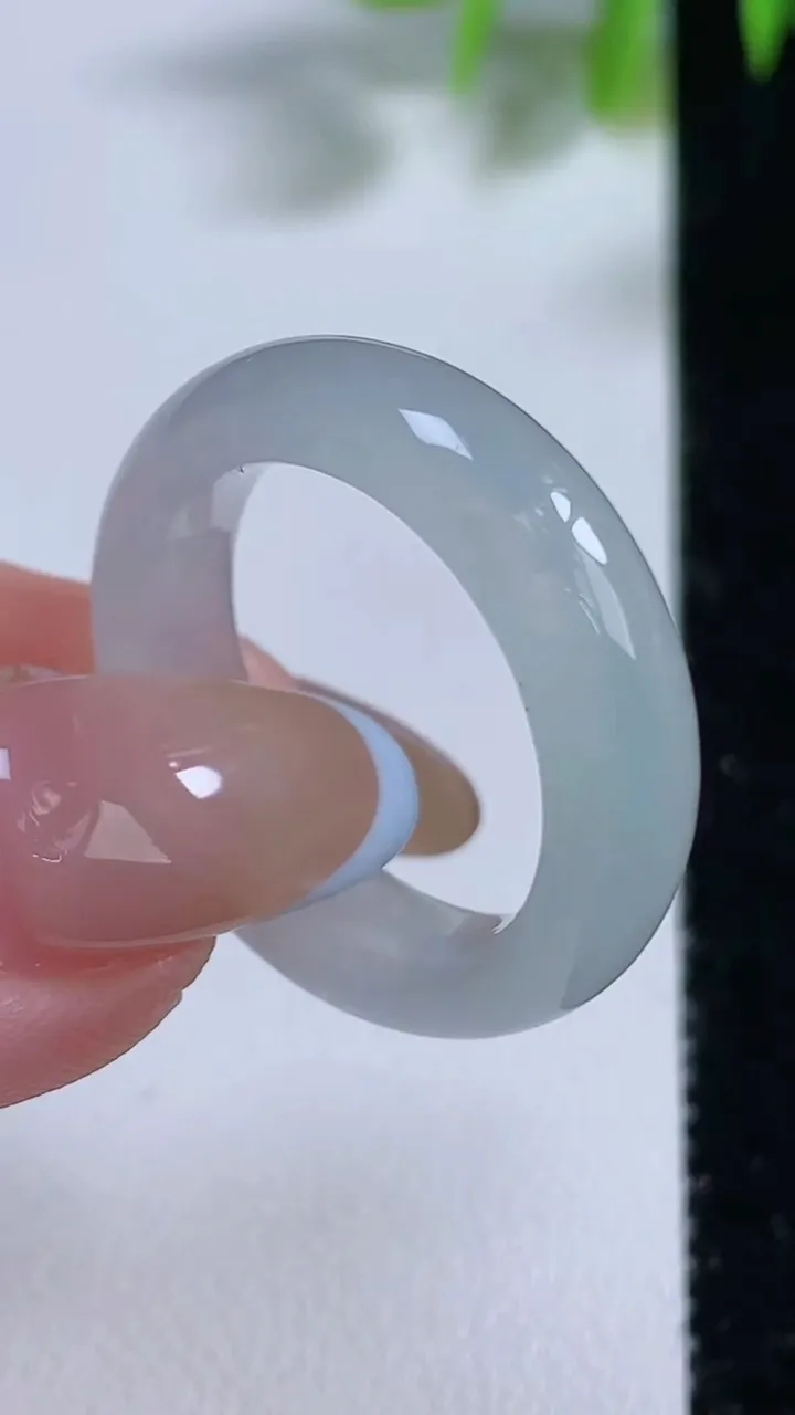 天然A货翡翠指环 戒指，尺寸19.5-6.4-3.7，重量:5.48g2025年11月10日
工厂直销收藏佳品,种好水足，色泽均匀，有种有色，上手高大气！